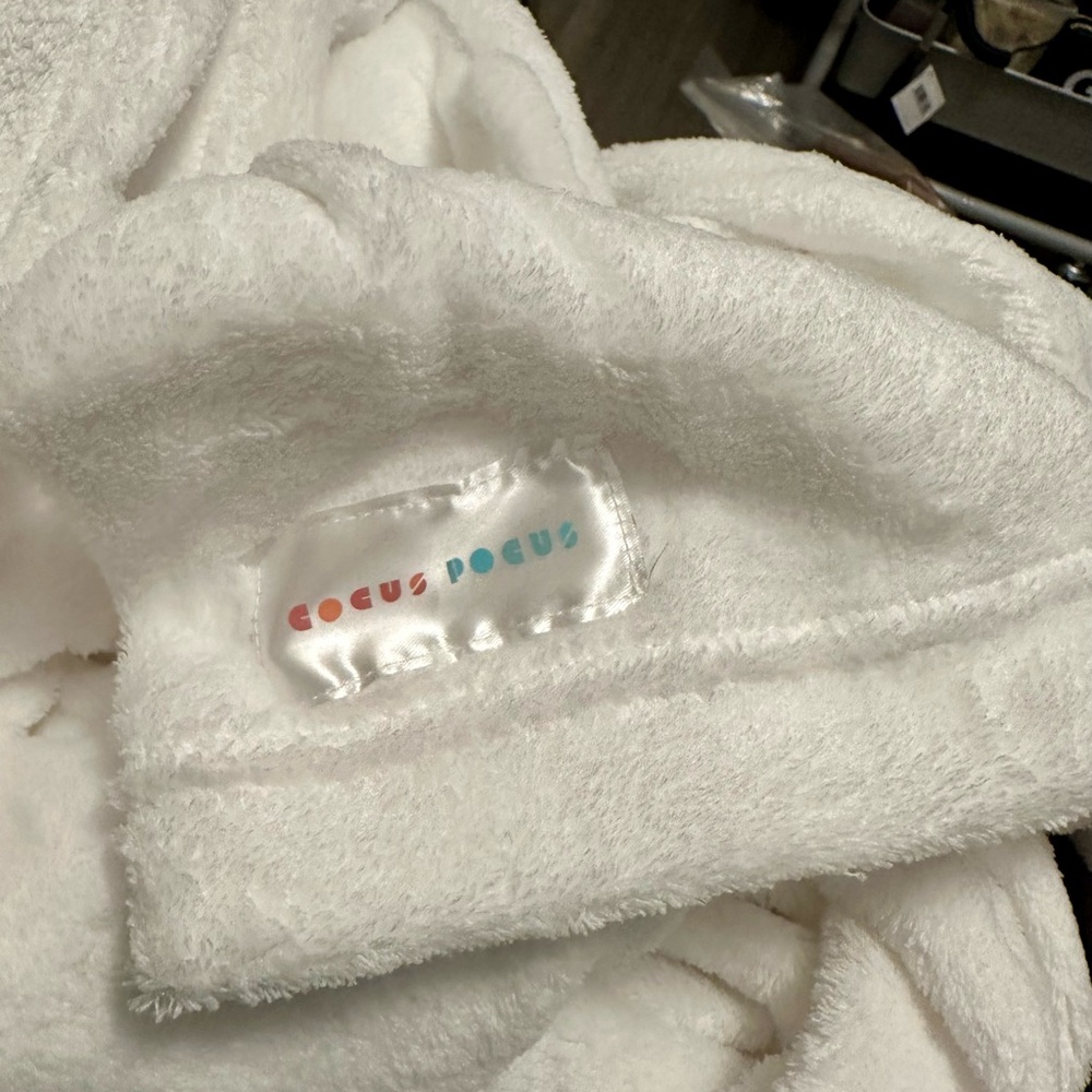 Cocus Pocus BRRRR IT'S COLD IN HERE BATHROBE NEW - Picture 9 of 11